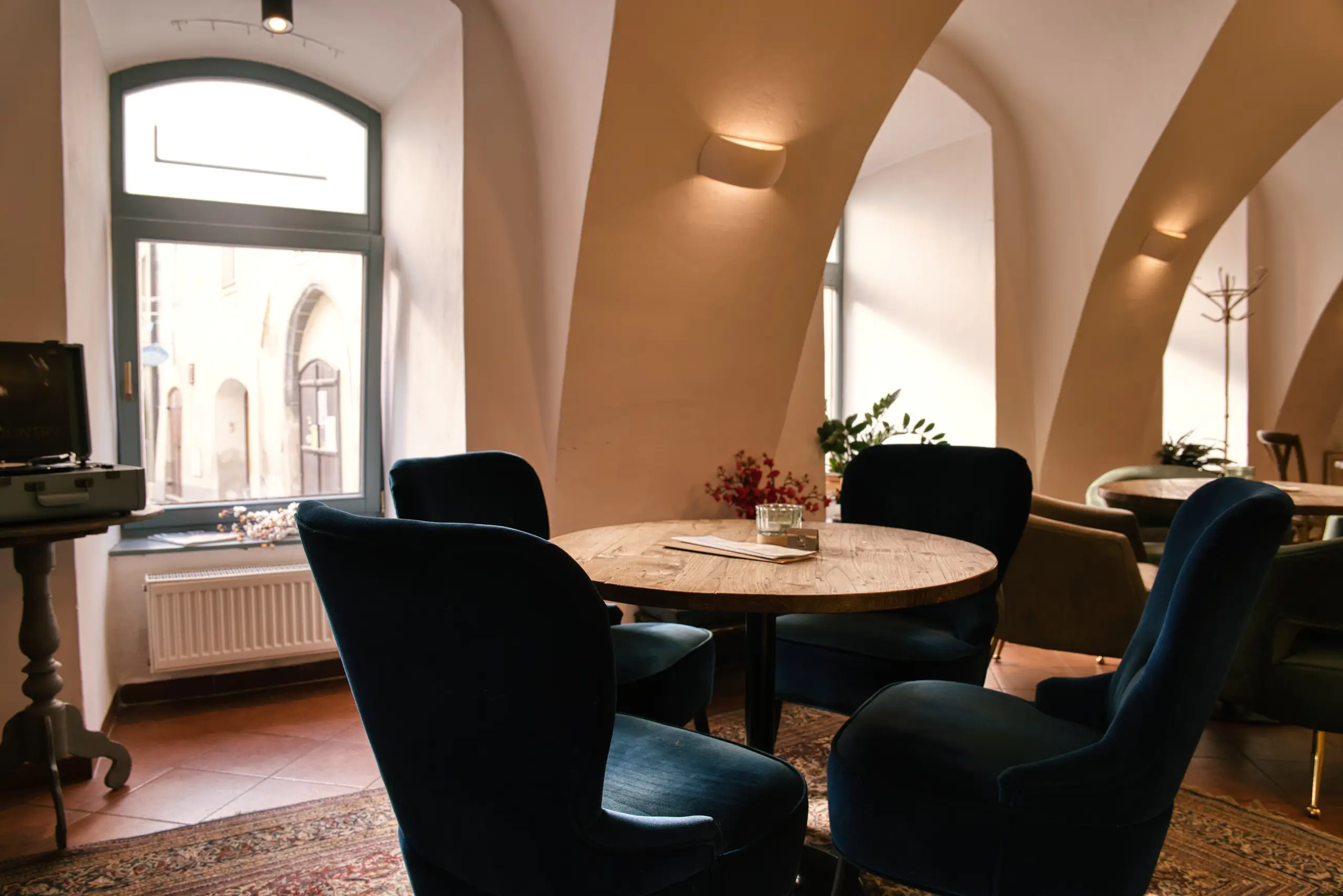 Křesla a stolek u okna v Gallery Café