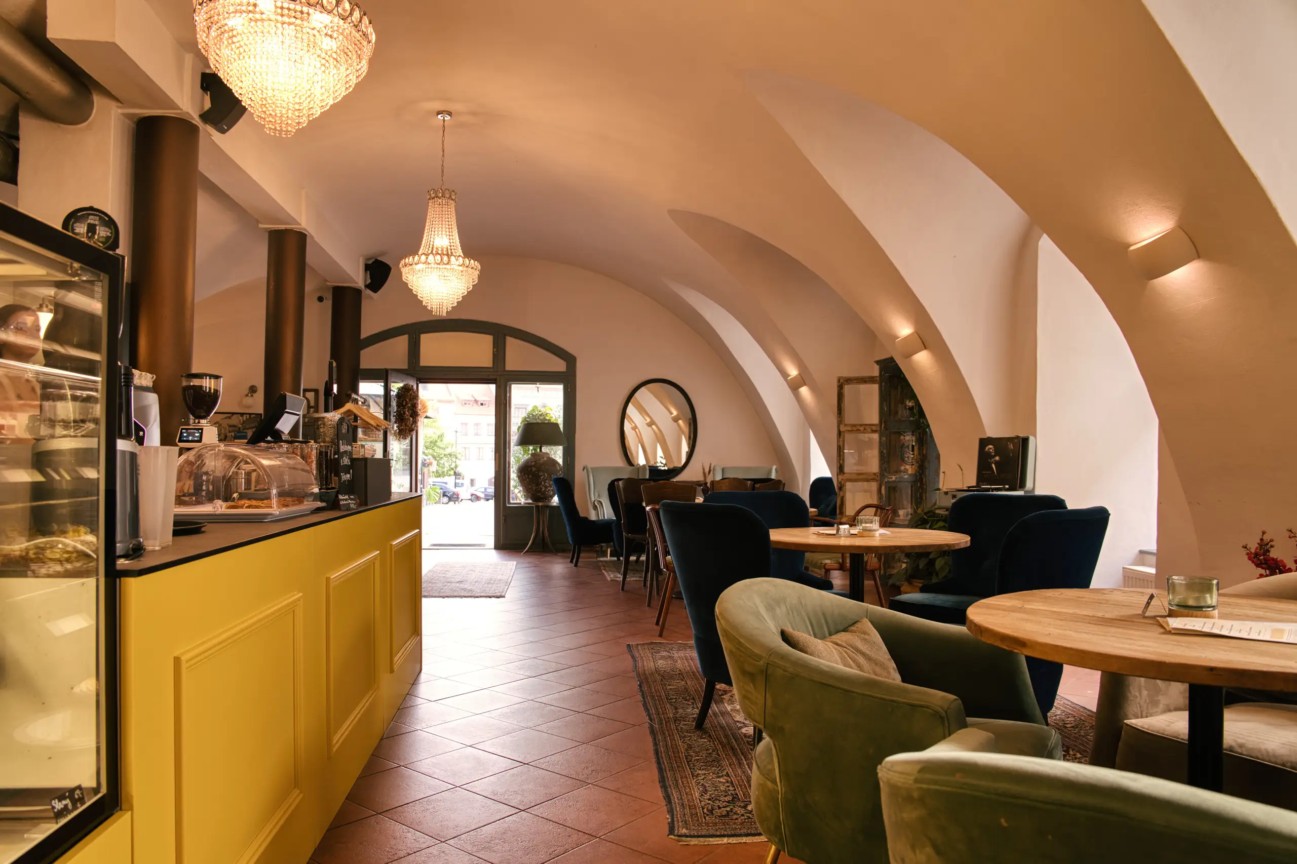 Bar a klenutý interiér Gallery Café