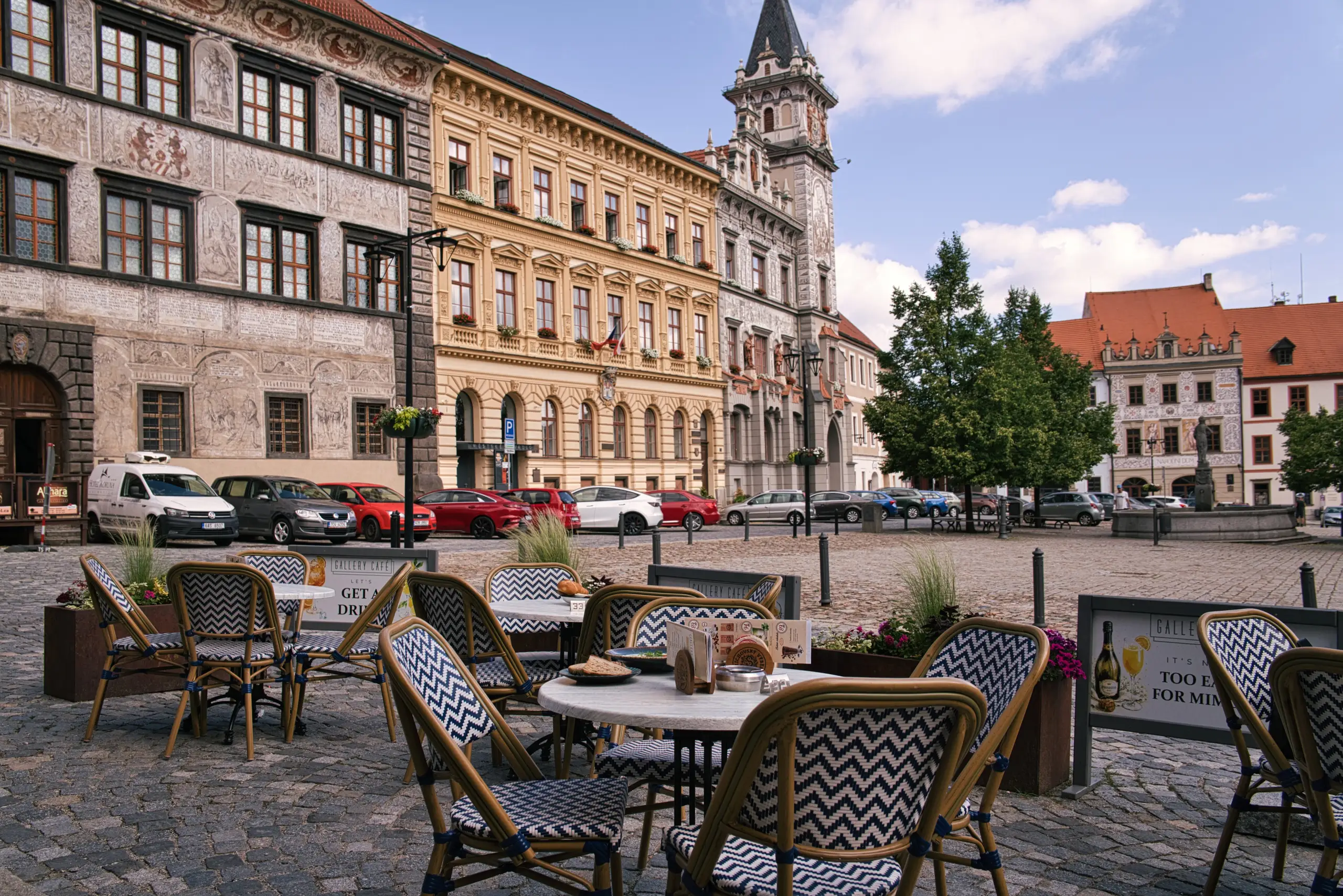 Zahrádka Gallery Café s výhledem na Velké náměstí