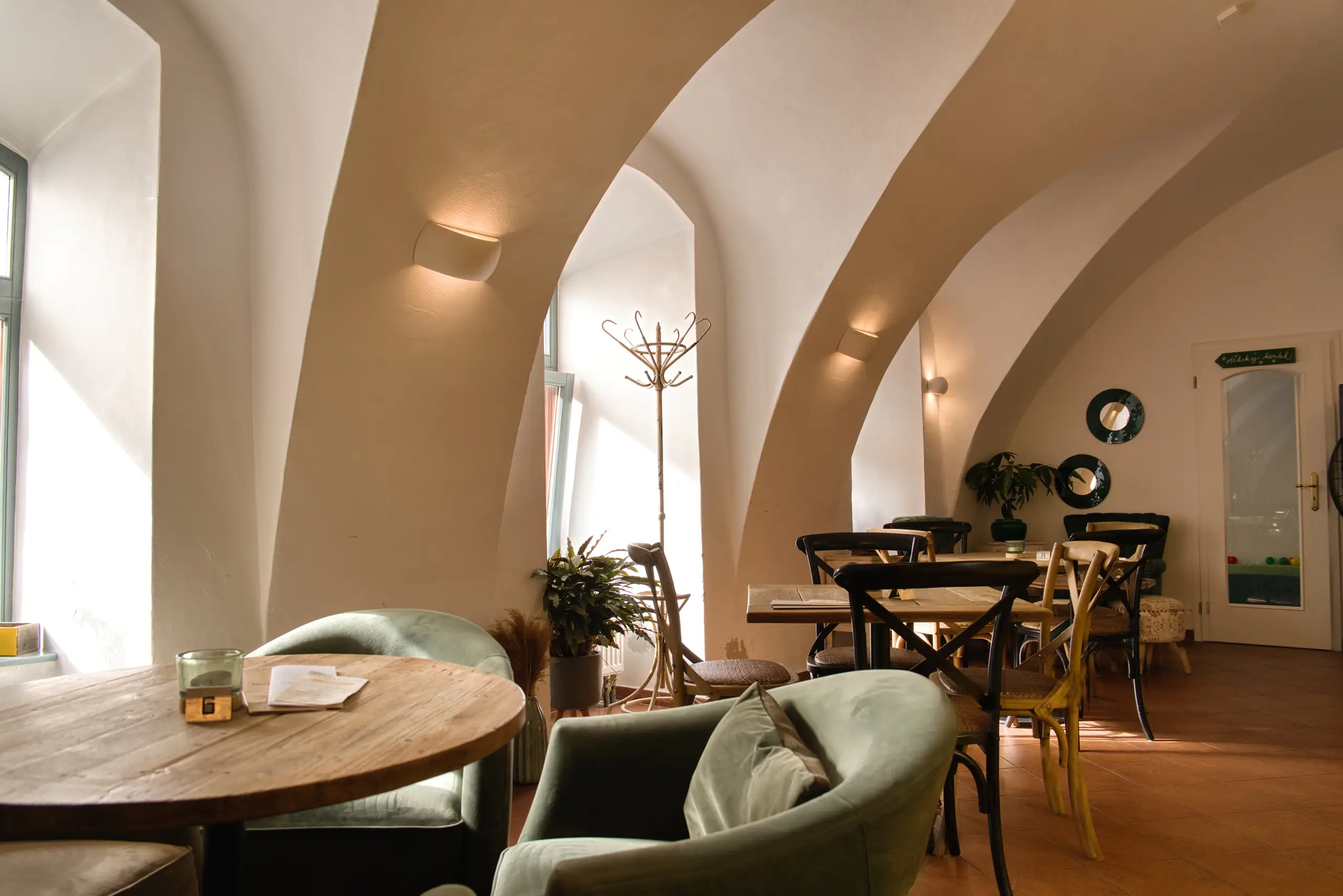 Klenutý interiér Gallery Café v Prachaticích