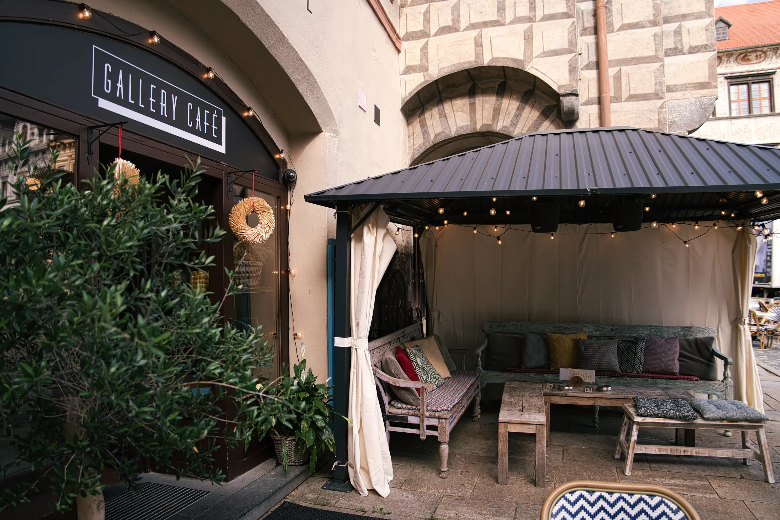 Venkovní kryté posezení u Gallery Café
